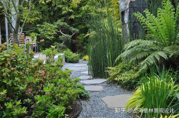 公共空间绿化遭遇重重困难：市政园林管理不当成就“荒芜之城”。